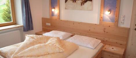 2 habitaciones, caja de seguridad en la habitación y cuna de viaje