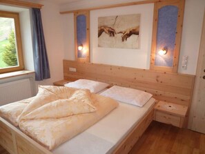 2 chambres, coffres-forts dans les chambres, lit parapluie