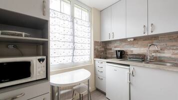 Fridge, microwave, oven, coffee/tea maker