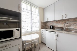 Kühlschrank, Mikrowelle, Ofen, Wasserkocher mit Kaffee-/Teezubehör