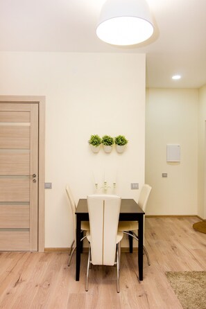 Basic Studio | Private kitchen | Fridge, microwave, oven, stovetop