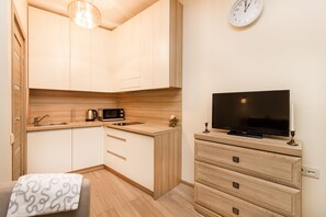 Basic Studio | Private kitchen | Fridge, microwave, oven, stovetop - Raugyklos apartments (Vilnius)