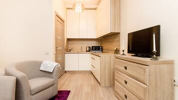 Basic Studio | Private kitchenette | Fridge, microwave, oven, stovetop