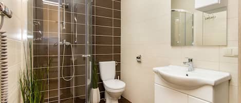 Basic Studio | Bathroom shower