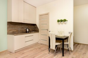 Basic Studio | Private kitchenette | Fridge, microwave, oven, stovetop
