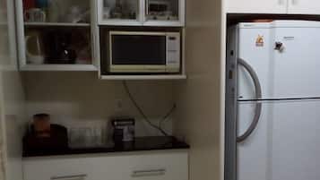 Refrigerador em uma área comum, micro-ondas em uma área comum