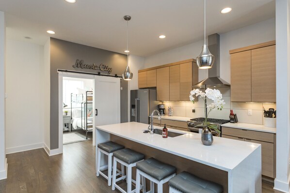 Réfrigérateur, micro-ondes, four, plaque de cuisson