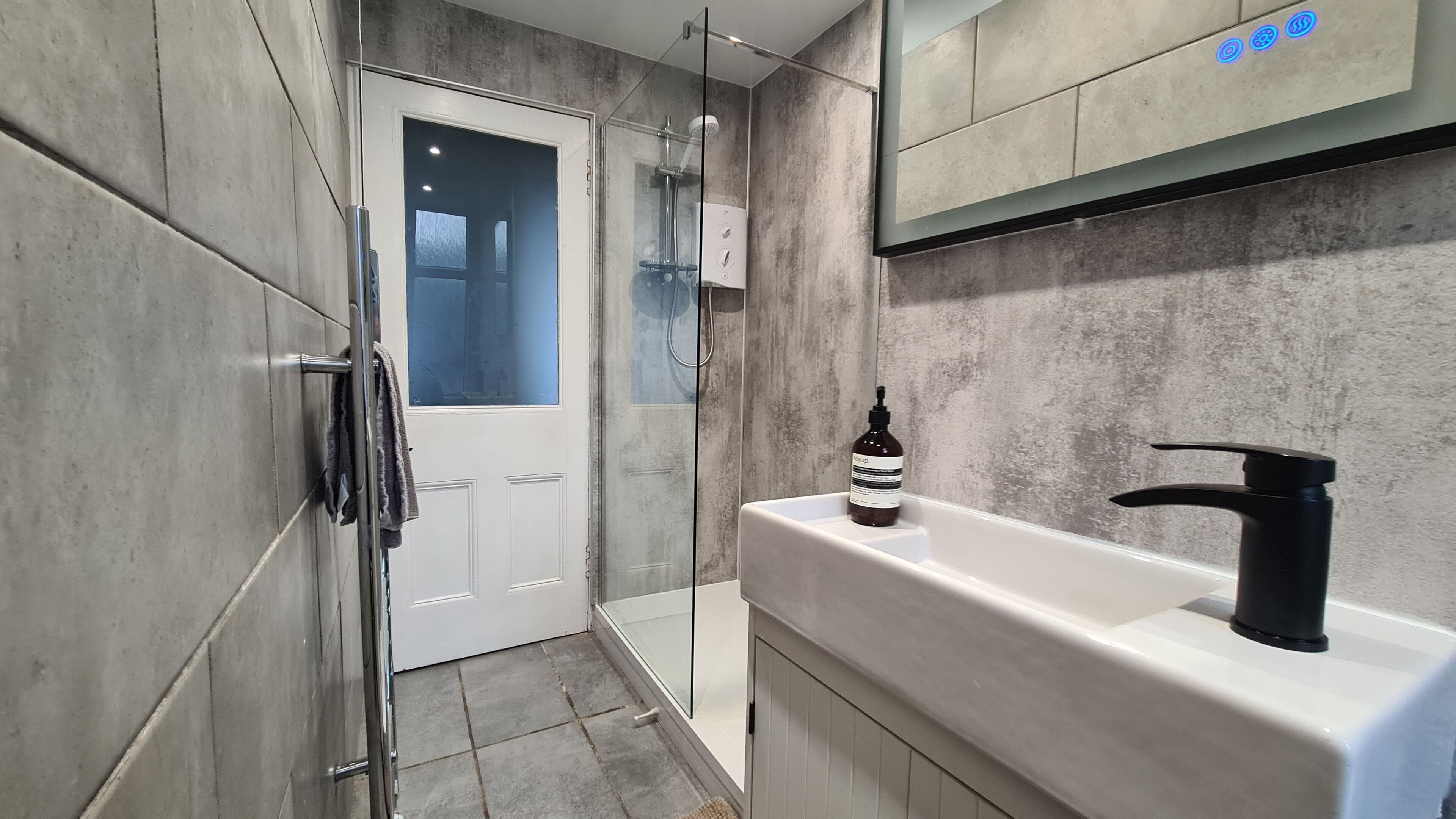 Een haardroger, handdoeken, zeep, toiletpapier