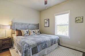 4 bedrooms, iron/ironing board, travel cot, free WiFi - Oceanside Family Friendly Vacation Retreat With All the Toys! (Corolla)