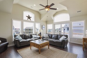 Smart TV, fireplace, video games, Netflix - Oceanside Family Friendly Vacation Retreat With All the Toys! (Corolla)