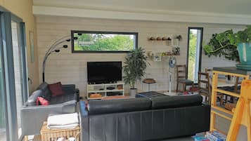 TV connectée, table de tennis de table, livres, chaßne hi-fi