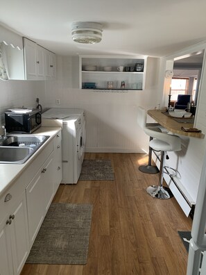 Frigorífico, microondas, horno y placa de cocina