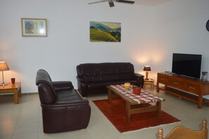 Smart TV - Just 5 minutes walk to the beach, supermarket and restaurants.  (Pereybere)