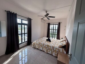 3 bedrooms, iron/ironing board, free WiFi, bed sheets - Just 5 minutes walk to the beach, supermarket and restaurants.  (Pereybere)