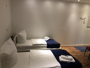 Quadruple Room | Free WiFi - Pension Baku (Fuerth)