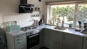 Fridge, oven, stovetop, coffee/tea maker