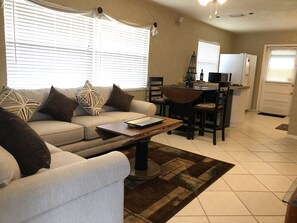 Smart TV, DVD player, video library, stereo - Blocks to the Beaches (Naples)