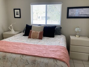 2 bedrooms, iron/ironing board, free WiFi, bed sheets - Blocks to the Beaches (Naples)