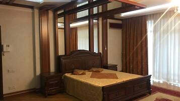 Luxury Double Room | Desk, iron/ironing board, free WiFi