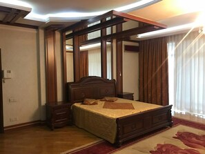 Luxury Double Room | Desk, iron/ironing board, free WiFi