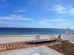 On the beach - Holiday Apartment at the Foot Beach (Salema, Vila do Bispo)