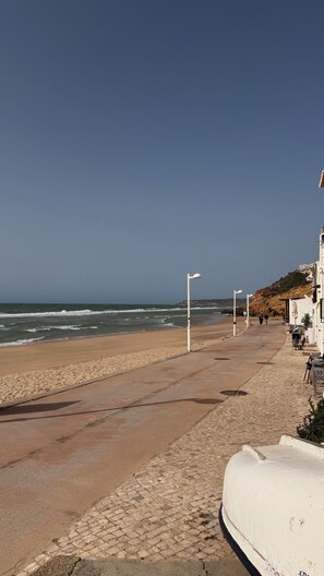 On the beach - Holiday Apartment at the Foot Beach (Salema, Vila do Bispo)