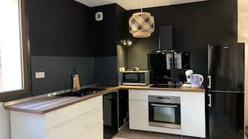 Geladeira, micro-ondas, fogão, cooktop