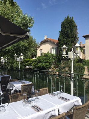 Outdoor dining - Beautiful apartment in the center (L'Isle-sur-la-Sorgue)