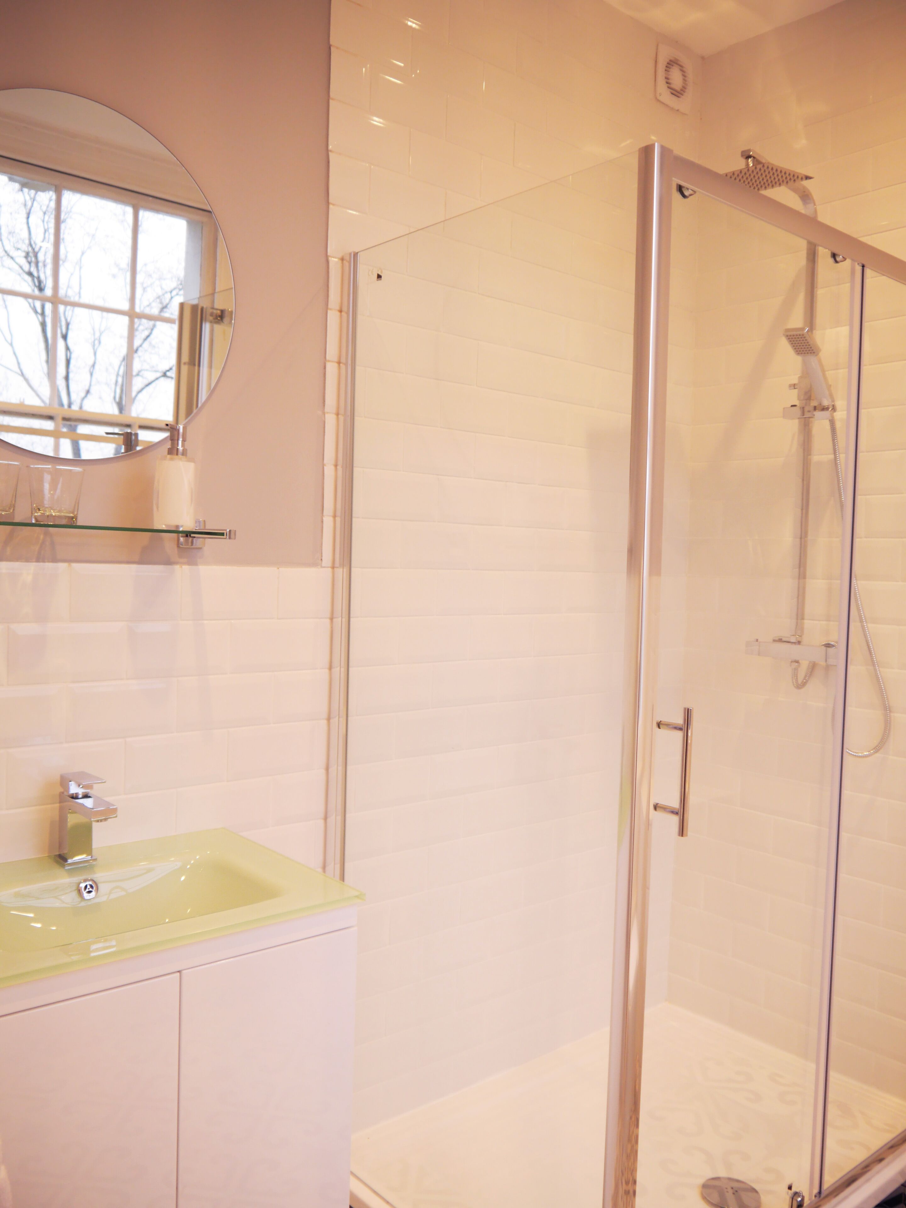 room 6 | bathroom | hair dryer, towels, soap, shampoo