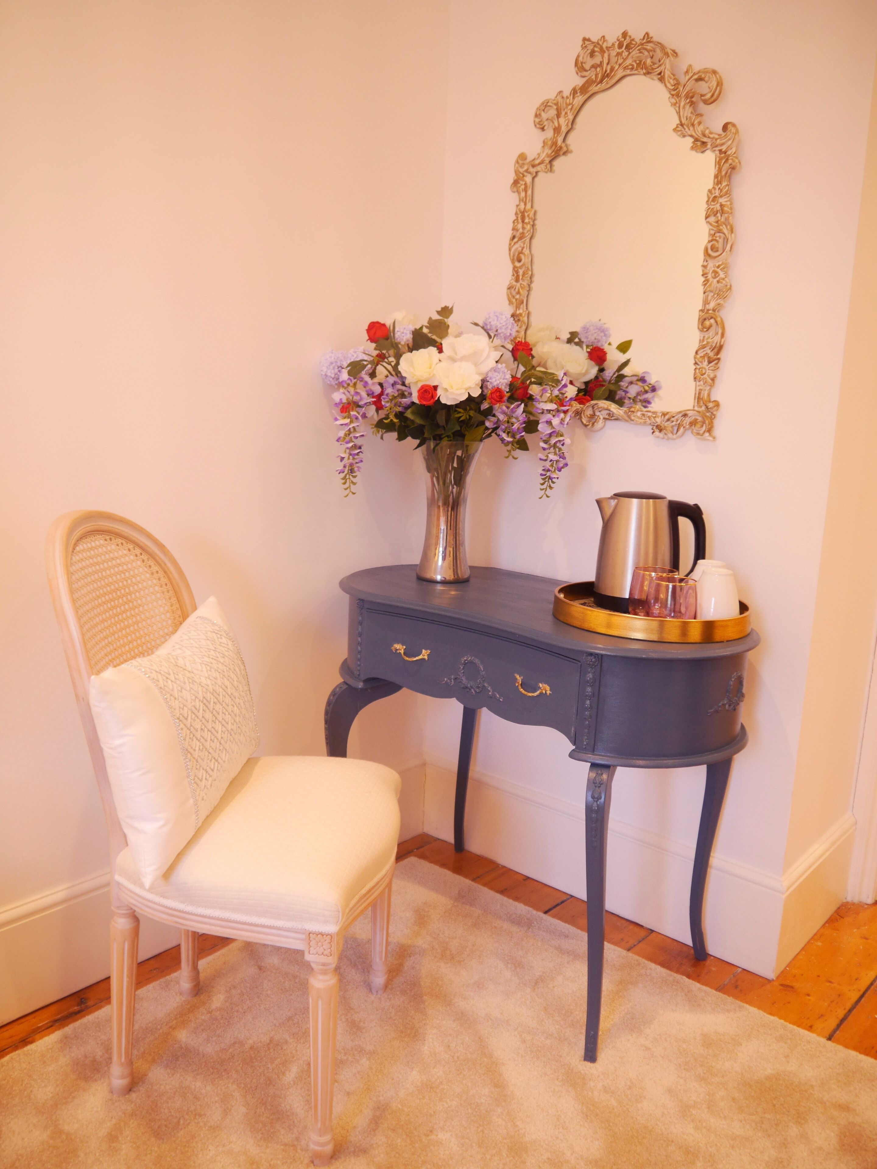 Room 7 | Individually decorated, individually furnished, desk, iron/ironing board