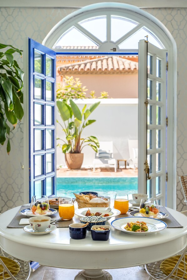 Petit déjeuner complet (25 EUR par personne)