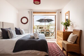 3 chambres, fer et planche à repasser, lit de bébé portatif