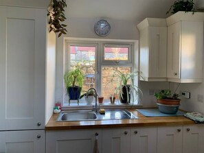 Jääkaappi, mikroaaltouuni, uuni, astianpesukone