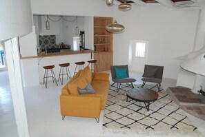 Una televisión, una chimenea, un futbolín, una mesa de tenis de mesa