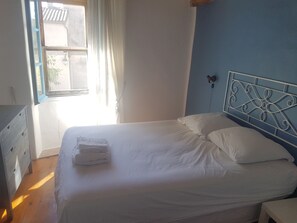 6 dormitorios, tabla de planchar con plancha, cuna de viaje