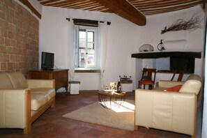 Una televisión, una chimenea, un futbolín, una mesa de tenis de mesa