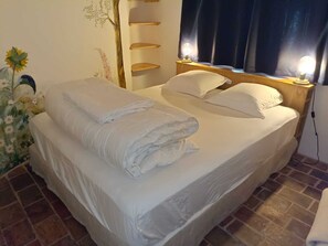 6 quartos, ferros/tábuas de passar roupa, berço de viagem