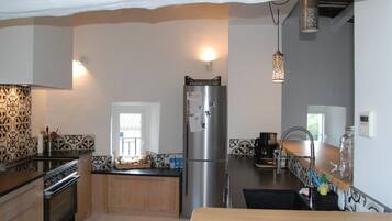 Køleskab, mikrobølgeovn, ovn, kogeplade