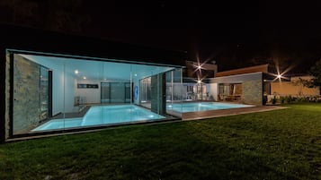 Piscine couverte, piscine extérieure