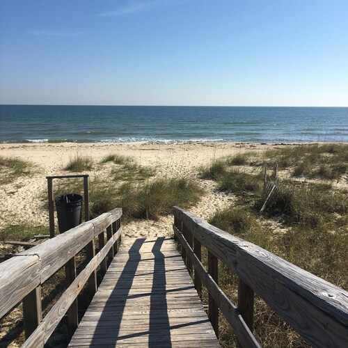 Charming coastal cottage, short walk to both beach and bay, pet friendly!
