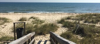 Charming coastal cottage, short walk to both beach and bay, pet friendly!