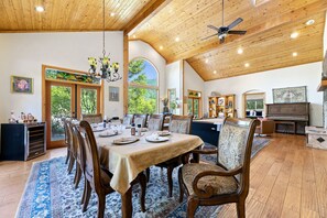 Dining - Luxurious riverfront property close to Sequoia National Park (Three Rivers)