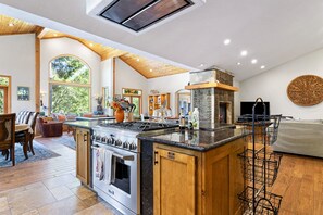 Fridge, microwave, oven, stovetop - Luxurious riverfront property close to Sequoia National Park (Three Rivers)