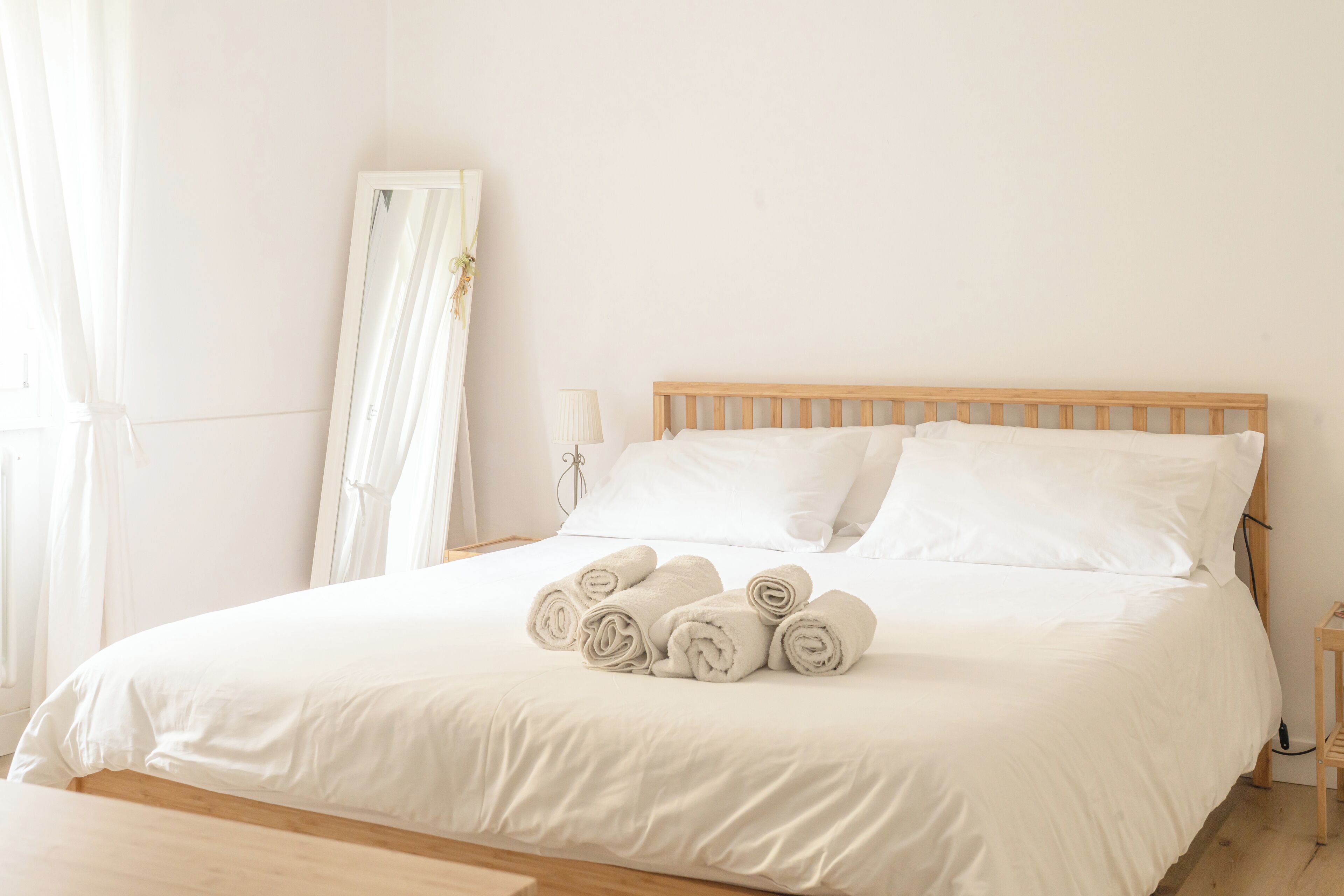 1 habitación, escritorio, tabla de planchar con plancha y cuna de viaje 