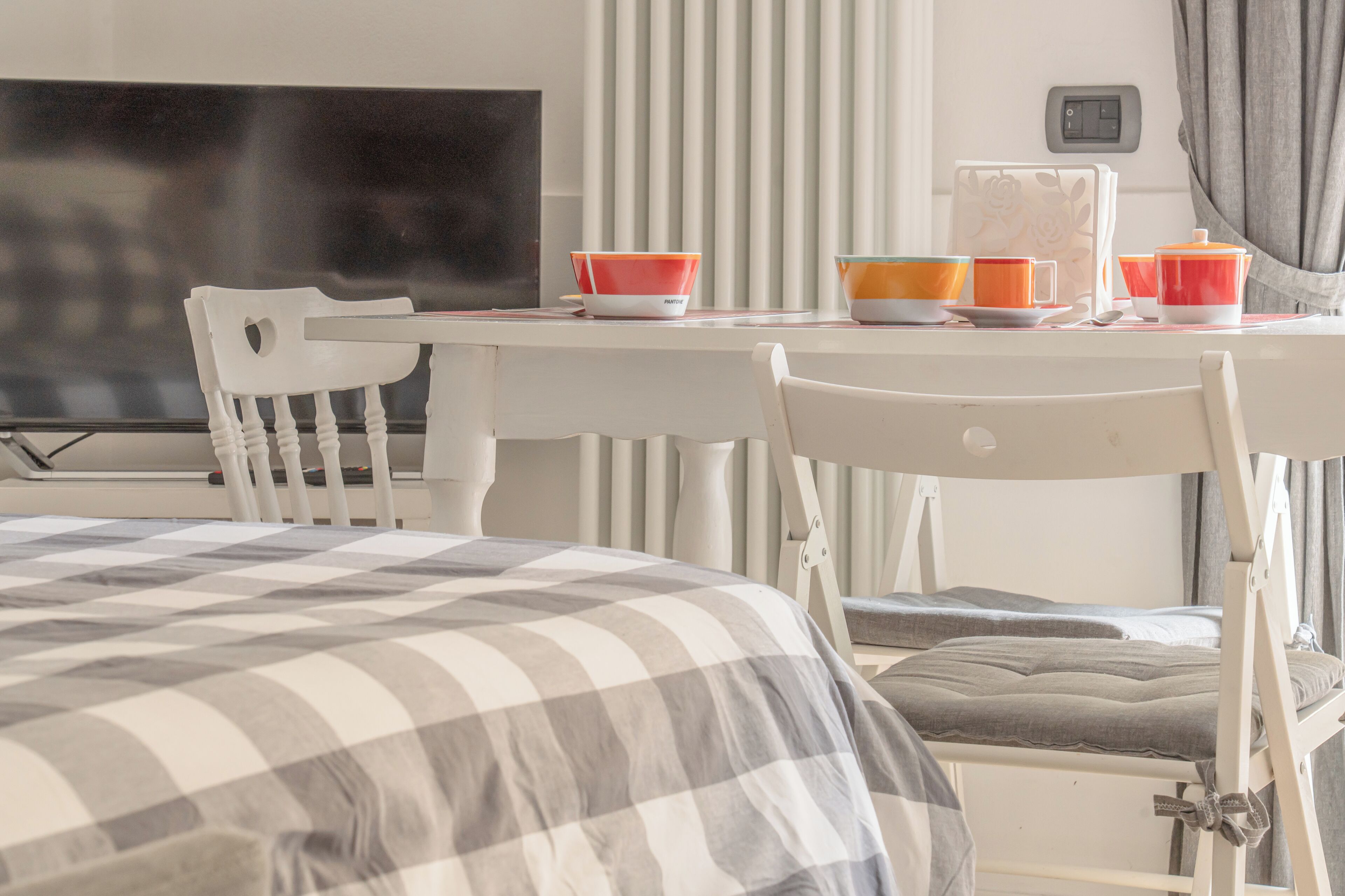 1 間睡房、書桌、熨斗/熨衫板、可攜式嬰兒床