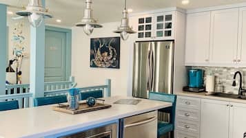 Køleskab, mikrobølgeovn, ovn, kogeplade