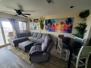 Smart TV - Updated Unit / Great View / Top Floor, 5th (Gulf Shores)