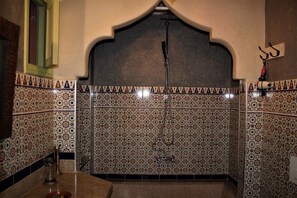 Deluxe Double Room, Non Smoking, Air conditioning | Bathroom | Shower, hair dryer, slippers, towels - Riad la medersa in Marrakesch (Marrakech)