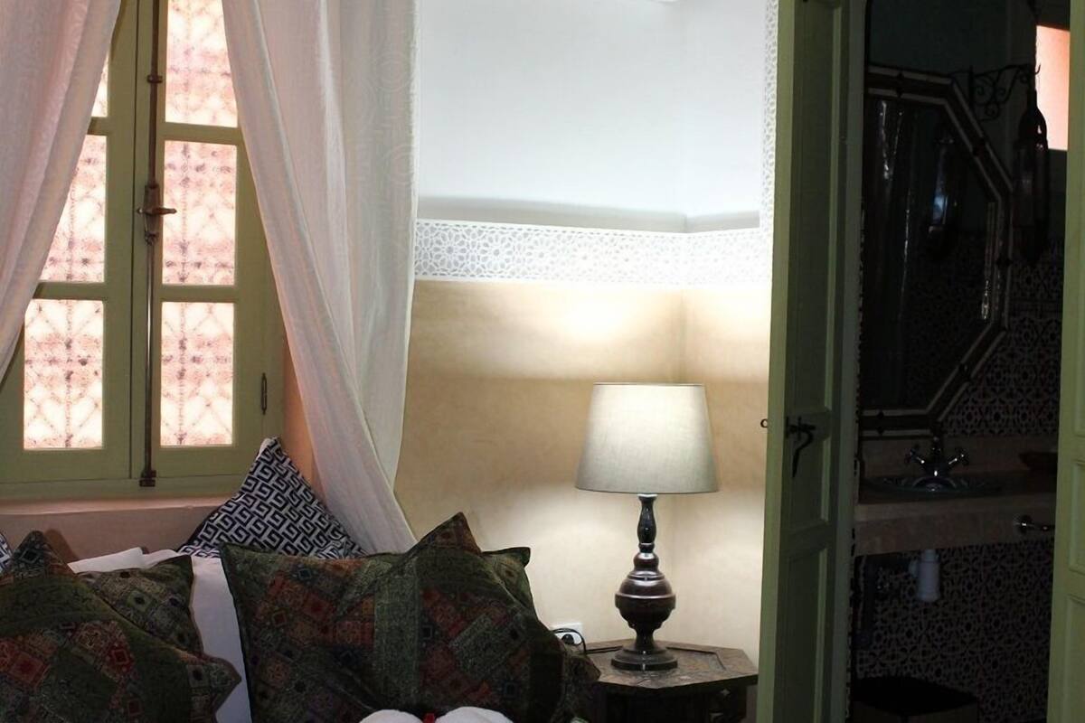 Deluxe Double Room, Non Smoking, Air conditioning | Premium bedding, iron/ironing board (on request), WiFi (free)