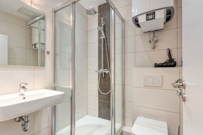 Douche, sĂšche-cheveux, serviettes fournies